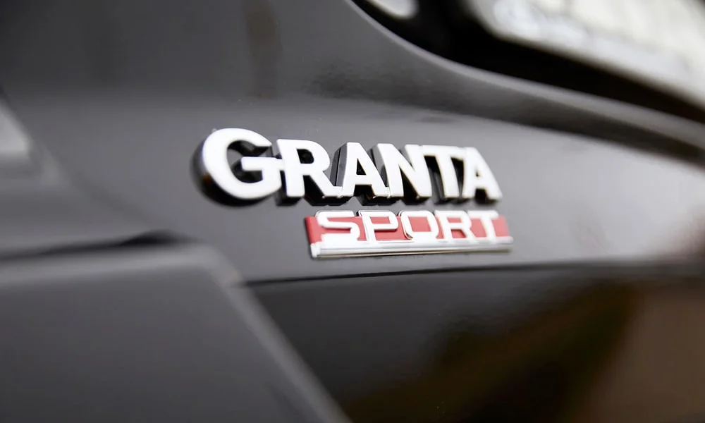 Фото LADA Granta Sport Лифтбек (2023) — эмблема, фото 2. Фирменный шильдик на кузове — знак принадлежности к марке. Шильдик версии на корме помогает отличать комплектации LADA Granta Sport Лифтбек (2023) — эмблема, фото 2