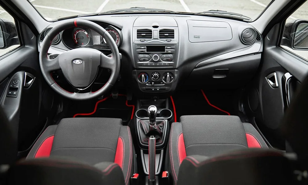 Фото LADA Granta Sport Лифтбек (2023) — передняя панель. Архитектура передней панели: ярусы, вставки и консоль в красно-чёрной гамме LADA Granta Sport Лифтбек (2023) — передняя панель
