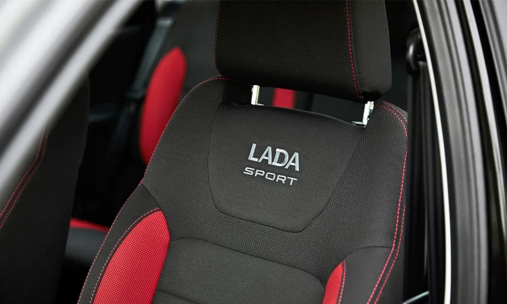 Фото LADA Granta Sport Лифтбек (2023) — передние сиденья, фото 2. Профиль кресел: боковая поддержка и подголовники. Выраженная боковая поддержка держит в поворотах LADA Granta Sport Лифтбек (2023) — передние сиденья, фото 2