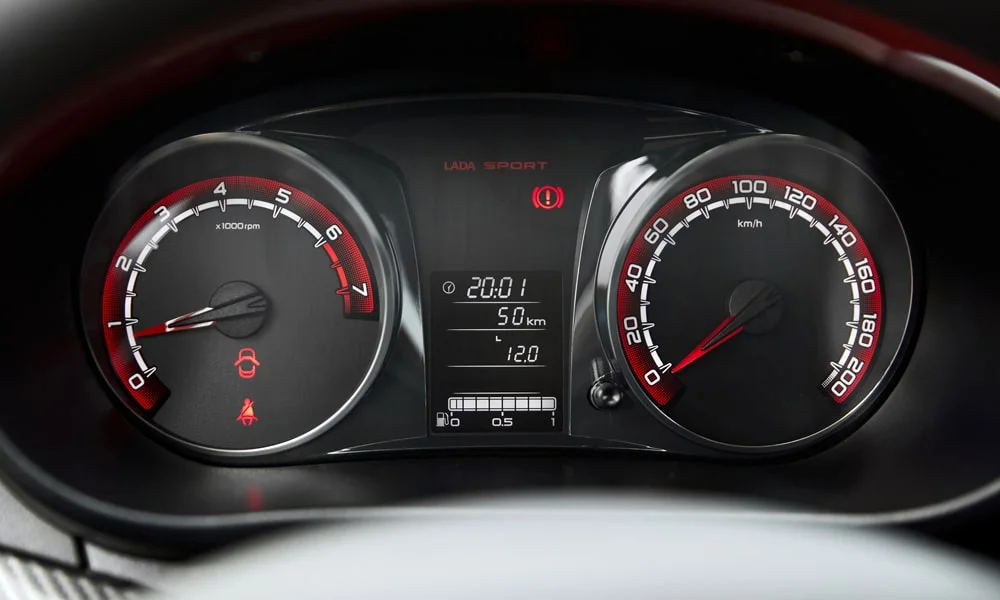 Фото LADA Granta Sport Лифтбек (2023) — приборная панель. Экран приборов за рулём — вся ходовая информация перед глазами. Запас хода и расход выводятся крупно — главные цифры ежедневных поездок LADA Granta Sport Лифтбек (2023) — приборная панель
