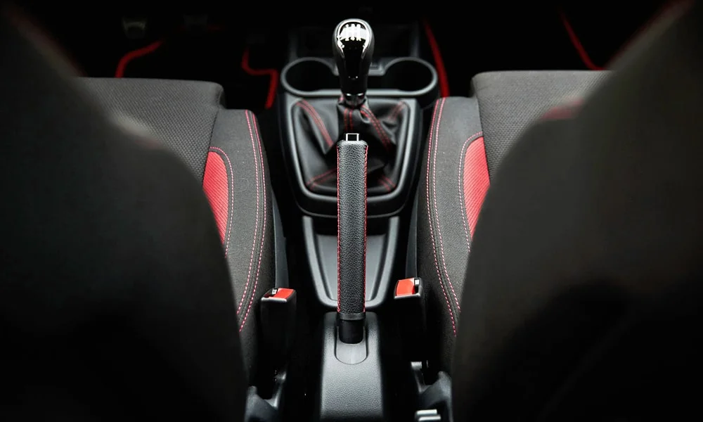 Фото LADA Granta Sport Лифтбек (2023) — селектор коробки передач, фото 3. Селектор трансмиссии на центральной консоли. Режимы движения и электронный ручник собраны рядом с селектором LADA Granta Sport Лифтбек (2023) — селектор коробки передач, фото 3