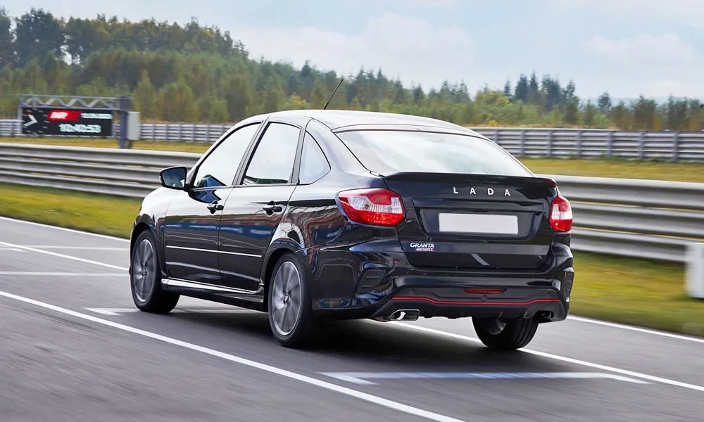 Фото LADA Granta Sport Лифтбек (2023) — вид сзади, фото 6. Линия крыши, стойки и задняя дверь в чёрном исполнении. Светодиодная полоса или раздельные секции — задняя оптика стала главным украшением кормы LADA Granta Sport Лифтбек (2023) — вид сзади, фото 6
