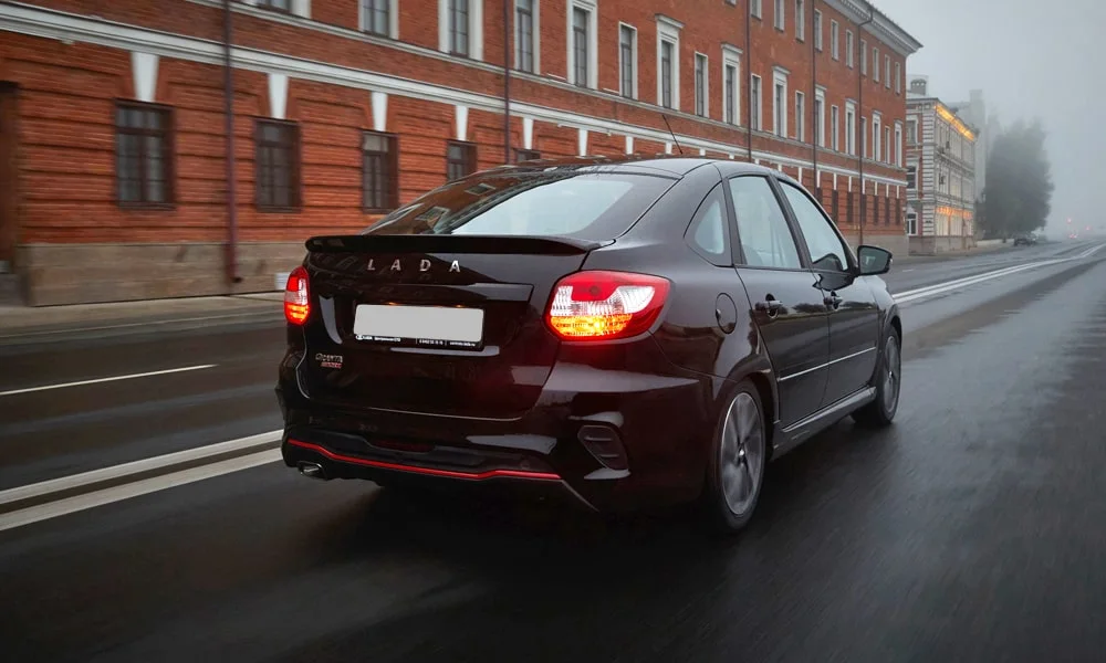 Фото LADA Granta Sport Лифтбек (2023) — вид сзади, фото 7. Графика фонарей, бампер и оформление пятой двери. Светодиодная полоса или раздельные секции — задняя оптика стала главным украшением кормы LADA Granta Sport Лифтбек (2023) — вид сзади, фото 7