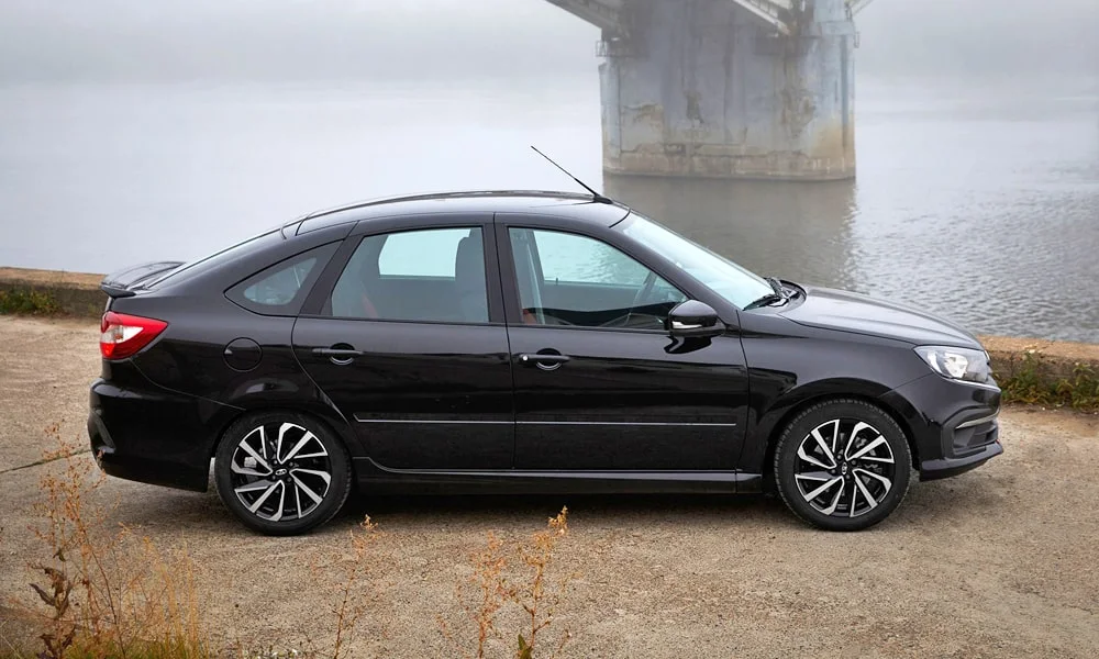 Фото LADA Granta Sport Лифтбек (2023) — вид сбоку. Профиль в чёрном цвете: соотношение колёсной базы и свесов LADA Granta Sport Лифтбек (2023) — вид сбоку