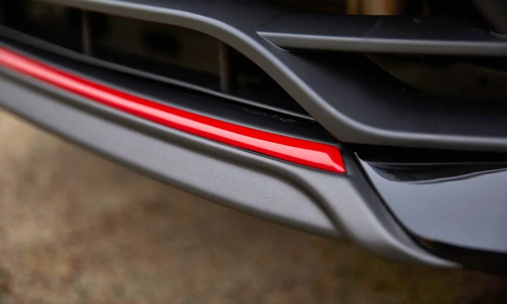 Фото LADA Granta Sport Лифтбек (2023) — задние фонари. Графика секций крупным планом — ночная подпись модели. Динамические поворотники с бегущей индикацией встречаются в старших комплектациях LADA Granta Sport Лифтбек (2023) — задние фонари