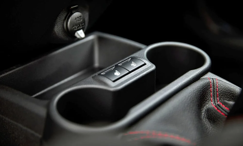 Фото LADA Granta Sport (2023) — центральная консоль. Бокс консоли открыт: организация хранения между креслами. Прорезиненное дно ниш удерживает мелочи в поворотах LADA Granta Sport (2023) — центральная консоль