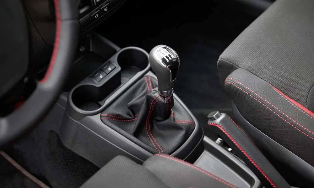 Фото LADA Granta Sport (2023) — селектор коробки передач. Селектор трансмиссии на центральной консоли. Автохолд удерживает машину на светофоре без ноги на тормозе LADA Granta Sport (2023) — селектор коробки передач