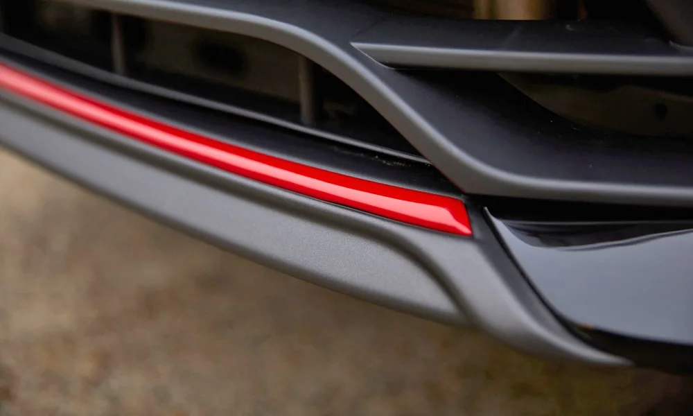 Фото LADA Granta Sport (2023) — задние фонари. Графика секций крупным планом — ночная подпись модели LADA Granta Sport (2023) — задние фонари
