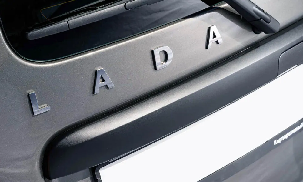 Фото LADA Largus — крыша. Крыша сверху: остекление, рейлинги и антенна-плавник. Рейлинги рассчитаны на поперечины для бокса или велокреплений LADA Largus — крыша