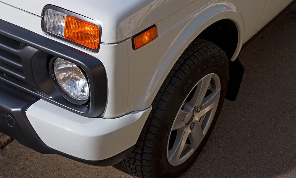Фото LADA Niva Legend — деталь кузова. Качество подгонки панелей и окраски крупным планом LADA Niva Legend — деталь кузова