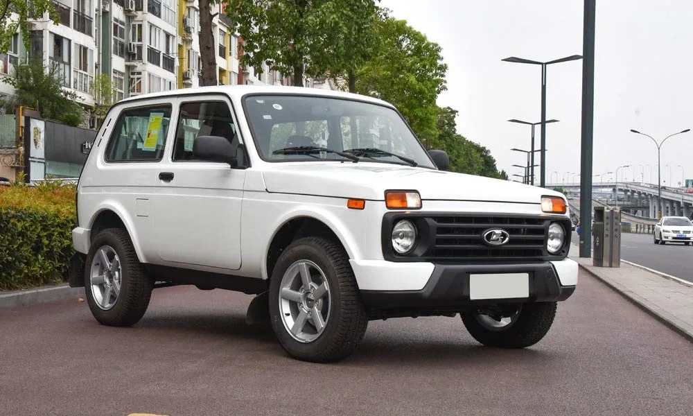 Фото LADA Niva Legend — вид спереди, фото 3. Оптика, решётка и бампер — первое впечатление о модели. Дневные ходовые огни включаются автоматически с запуском LADA Niva Legend — вид спереди, фото 3
