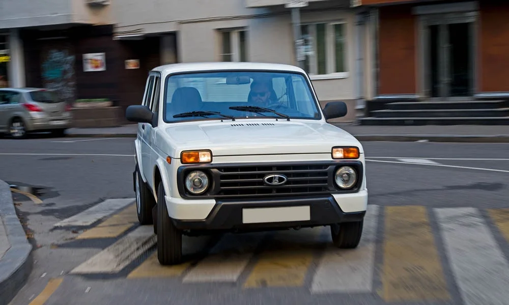 Фото LADA Niva Legend — вид спереди, фото 5. Анфас: пропорции капота, посадка кузова и графика ходовых огней. Рисунок ходовых огней — подпись модели, по нему её узнают в потоке LADA Niva Legend — вид спереди, фото 5