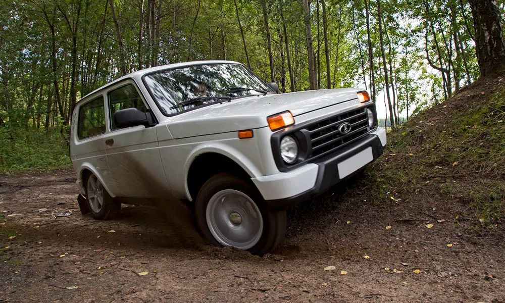 Фото LADA Niva Legend — вид спереди, фото 7. Анфас: пропорции капота, посадка кузова и графика ходовых огней. Рисунок ходовых огней — подпись модели, по нему её узнают в потоке LADA Niva Legend — вид спереди, фото 7