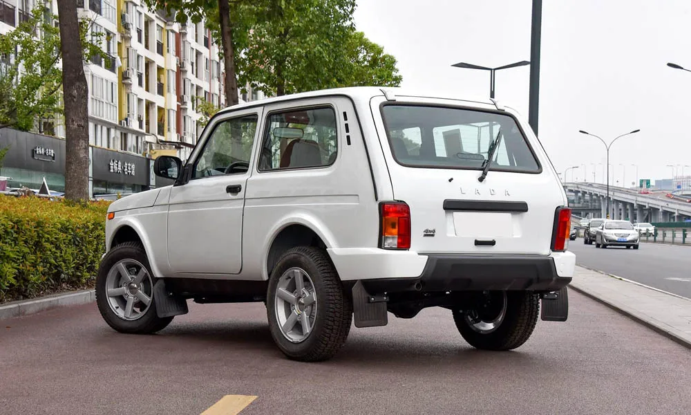 Фото LADA Niva Legend — вид сзади, фото 3. Корма в белом цвете: графика фонарей и пластика пятой двери. Насадки выхлопа или их имитация внизу бампера различают версии LADA Niva Legend — вид сзади, фото 3