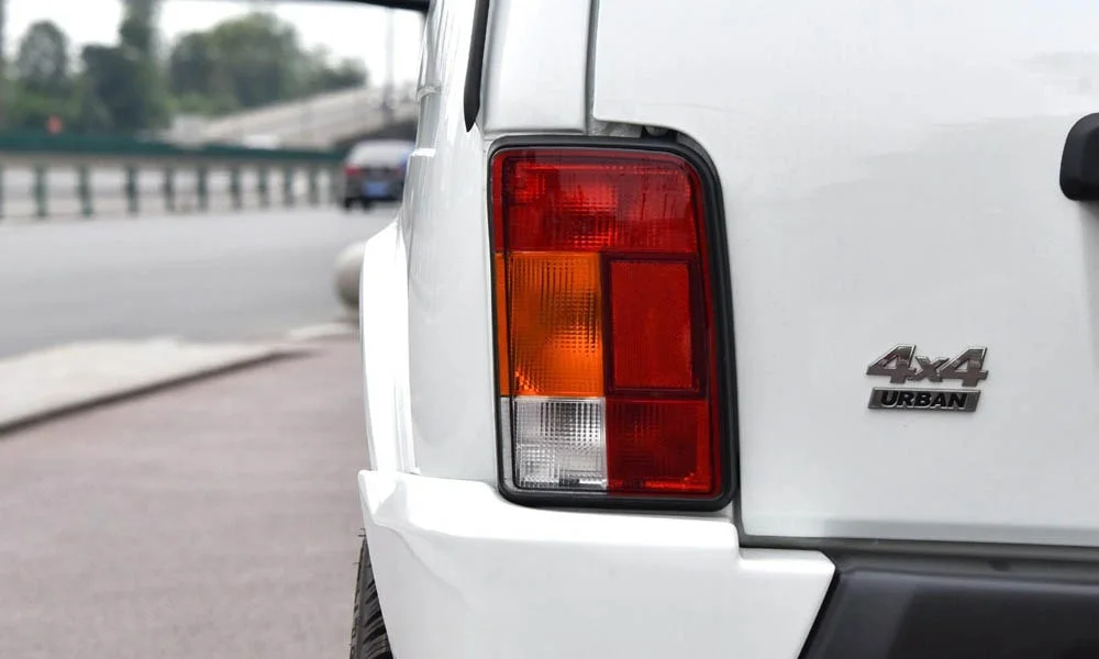 Фото LADA Niva Legend — вид сзади, фото 4. Линия крыши, стойки и задняя дверь в белом исполнении. Светодиодная полоса или раздельные секции — задняя оптика стала главным украшением кормы LADA Niva Legend — вид сзади, фото 4
