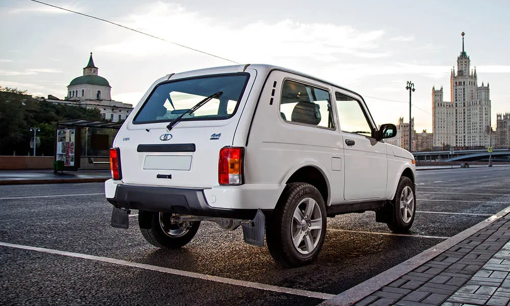 Фото LADA Niva Legend — вид сзади, фото 5. Линия крыши, стойки и задняя дверь в белом исполнении LADA Niva Legend — вид сзади, фото 5