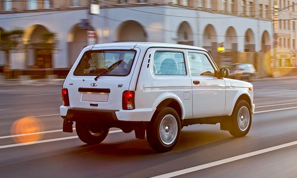 Фото LADA Niva Legend — вид сзади, фото 6. Белый кузов сзади — фонари и бампер определяют ночной образ модели LADA Niva Legend — вид сзади, фото 6