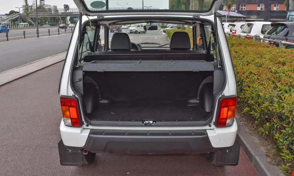 Фото LADA Niva Legend — багажник. Форма проёма, ровный пол и организация пространства. Под полом обычно размещены органайзер, докатка или ремкомплект LADA Niva Legend — багажник