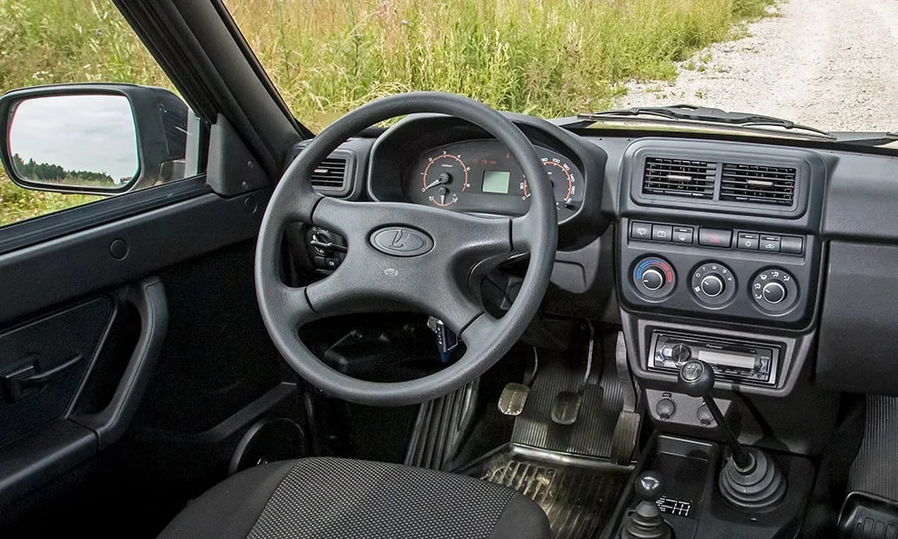 Фото LADA Niva Legend Фургон — руль. Обшивка обода и компоновка спиц крупным планом. Обогрев обода — опция, которую оценят зимой LADA Niva Legend Фургон — руль