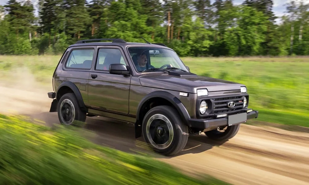 Фото LADA Niva Sport (2025) — вид спереди, фото 4. Анфас: пропорции капота, посадка кузова и графика ходовых огней. Рисунок ходовых огней — подпись модели, по нему её узнают в потоке LADA Niva Sport (2025) — вид спереди, фото 4