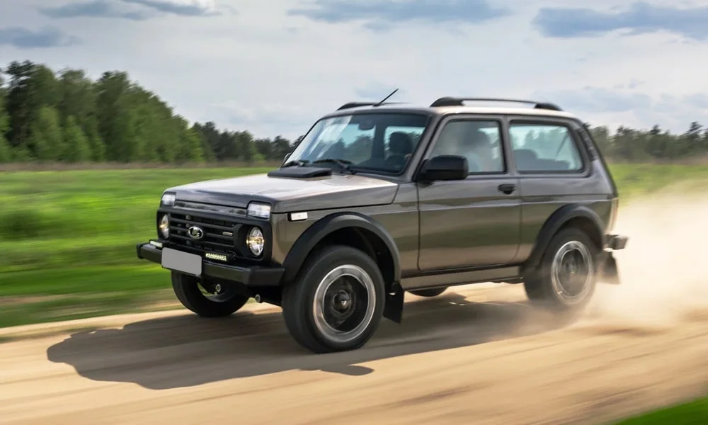 Фото LADA Niva Sport (2025) — вид спереди, фото 9. Анфас: пропорции капота, посадка кузова и графика ходовых огней. Дневные ходовые огни включаются автоматически с запуском LADA Niva Sport (2025) — вид спереди, фото 9