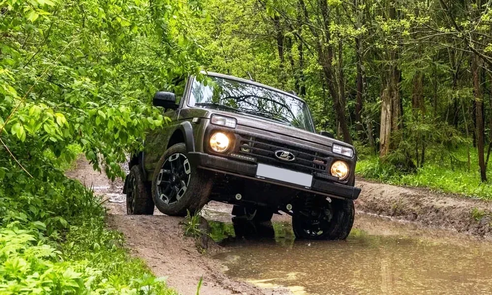 Фото LADA Niva Sport (2025) — вид спереди, фото 11. Оптика, решётка и бампер — первое впечатление о модели. Рисунок ходовых огней — подпись модели, по нему её узнают в потоке LADA Niva Sport (2025) — вид спереди, фото 11