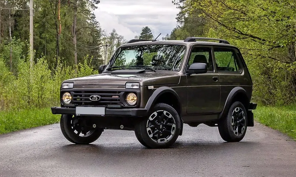 Фото LADA Niva Sport (2025) — вид спереди, фото 12. Оптика, решётка и бампер — первое впечатление о модели. Рисунок ходовых огней — подпись модели, по нему её узнают в потоке LADA Niva Sport (2025) — вид спереди, фото 12