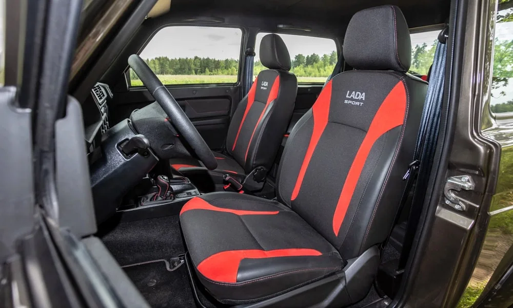 Фото LADA Niva Sport (2025) — передние сиденья. Профиль кресел: боковая поддержка и подголовники. Регулировки с памятью возвращают кресло под водителя одним нажатием — у версий с электроприводом LADA Niva Sport (2025) — передние сиденья