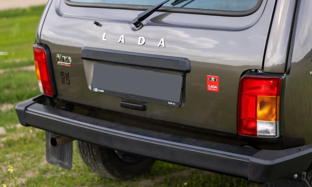 Фото LADA Niva Sport (2025) — вид сзади, фото 6. Графика фонарей, бампер и оформление пятой двери. Светодиодная полоса или раздельные секции — задняя оптика стала главным украшением кормы LADA Niva Sport (2025) — вид сзади, фото 6