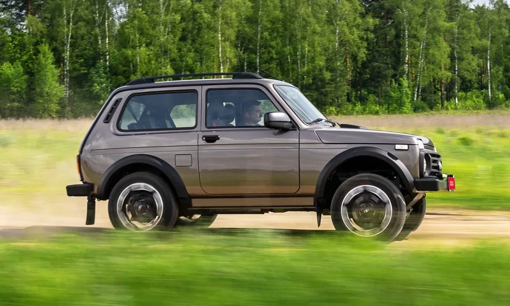 Фото LADA Niva Sport (2025) — вид сбоку. Профиль кузова: колёсная база, свесы и линия остекления. Длинная база — простор второго ряда; короткие свесы упрощают парковку LADA Niva Sport (2025) — вид сбоку