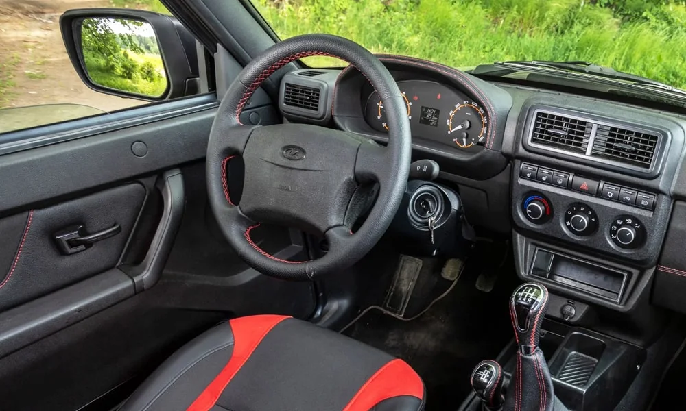 Фото LADA Niva Sport (2025) — руль. Обшивка обода и компоновка спиц крупным планом. Клавиши на спицах управляют медиа, круизом и ассистентами — руки остаются на руле LADA Niva Sport (2025) — руль
