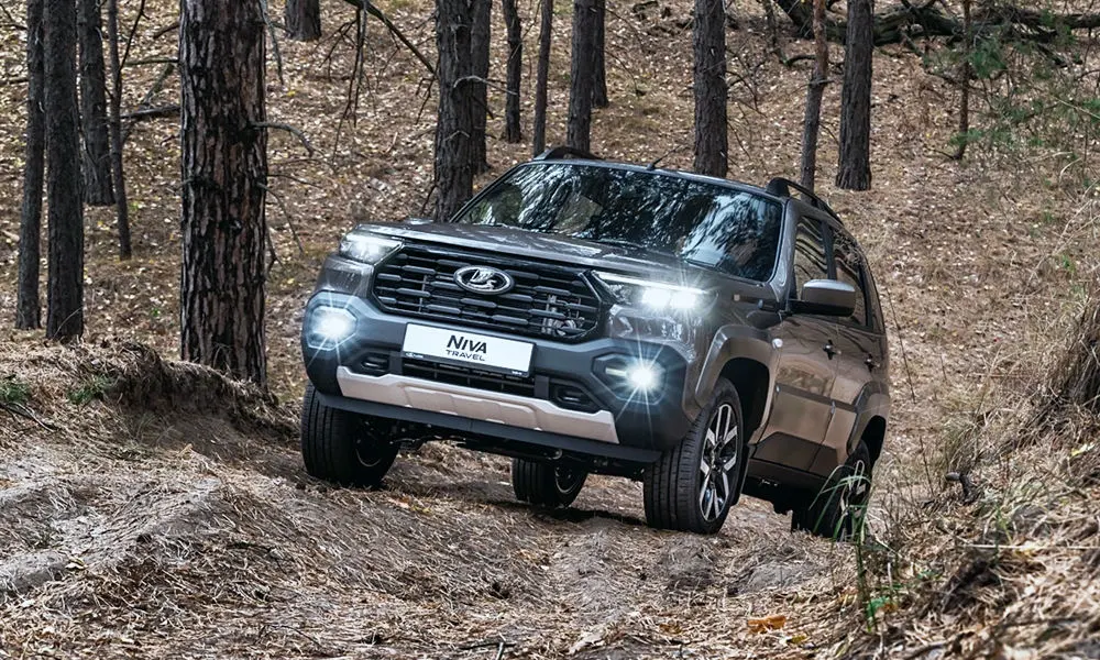 Фото LADA Niva Travel (2025) — вид спереди, фото 4. Анфас: пропорции капота, посадка кузова и графика ходовых огней LADA Niva Travel (2025) — вид спереди, фото 4