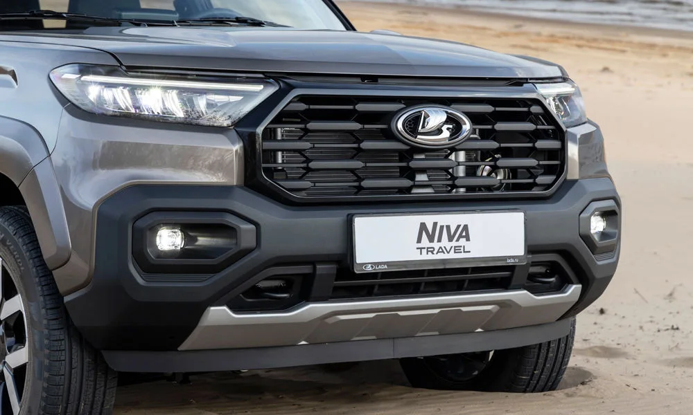 Фото LADA Niva Travel (2025) — вид спереди, фото 5. Серый кузов, строгая симметрия оптики — базовый ракурс знакомства с дизайном LADA Niva Travel (2025) — вид спереди, фото 5