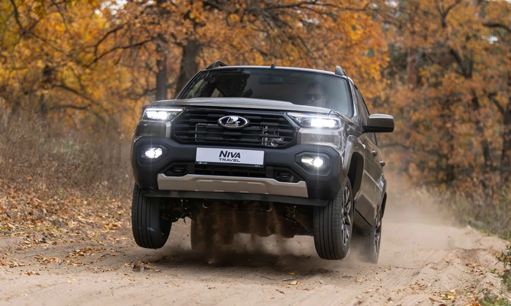 Фото LADA Niva Travel (2025) — вид спереди, фото 8. Оптика, решётка и бампер — первое впечатление о модели. Рисунок ходовых огней — подпись модели, по нему её узнают в потоке LADA Niva Travel (2025) — вид спереди, фото 8