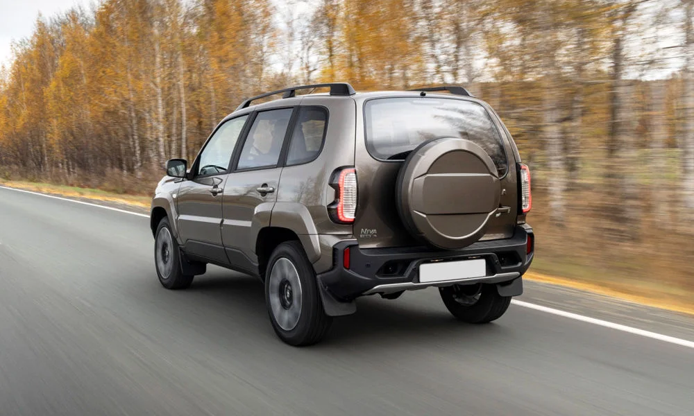 Фото LADA Niva Travel (2025) — вид сзади, фото 6. Графика фонарей, бампер и оформление пятой двери. Насадки выхлопа или их имитация внизу бампера различают версии LADA Niva Travel (2025) — вид сзади, фото 6