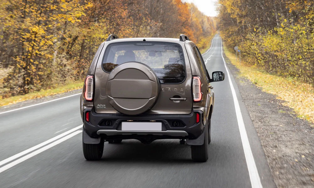 Фото LADA Niva Travel (2025) — вид сзади, фото 7. Линия крыши, стойки и задняя дверь в сером исполнении. Светодиодная полоса или раздельные секции — задняя оптика стала главным украшением кормы LADA Niva Travel (2025) — вид сзади, фото 7
