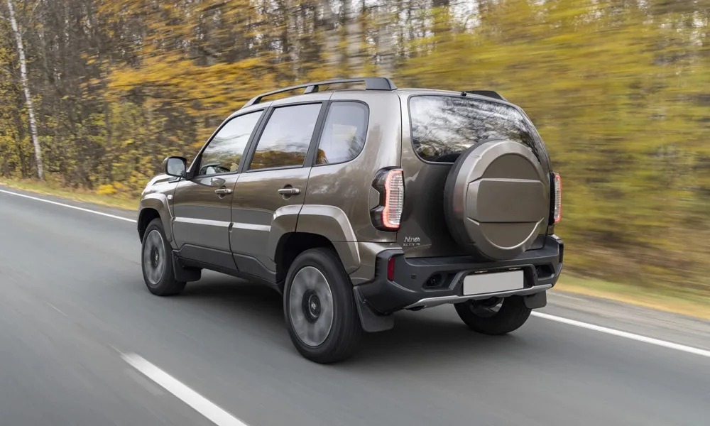 Фото LADA Niva Travel (2025) — вид сзади, фото 8. Графика фонарей, бампер и оформление пятой двери. Светодиодная полоса или раздельные секции — задняя оптика стала главным украшением кормы LADA Niva Travel (2025) — вид сзади, фото 8