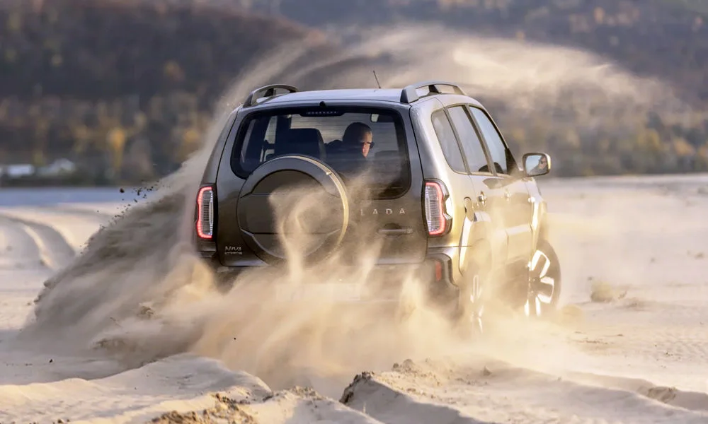 Фото LADA Niva Travel (2025) — вид сзади, фото 9. Графика фонарей, бампер и оформление пятой двери. Светодиодная полоса или раздельные секции — задняя оптика стала главным украшением кормы LADA Niva Travel (2025) — вид сзади, фото 9