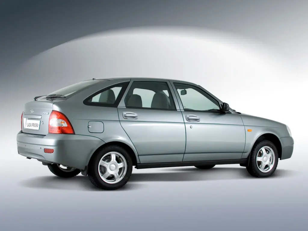LADA Priora Хэтчбек 2007-2014: вид сзади. LADA Priora Хэтчбек 2007-2014 — вид сзади