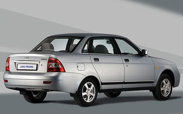 LADA Priora Хэтчбек 2007-2014: вид сзади. LADA Priora Хэтчбек 2007-2014 — вид сзади