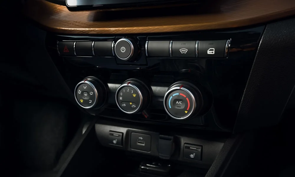 Фото LADA Vesta Cross (2023) — блок климат-контроля. Физические клавиши температуры и обдува LADA Vesta Cross (2023) — блок климат-контроля