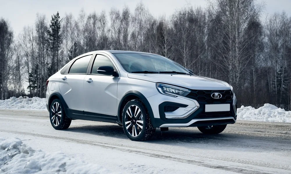 Фото LADA Vesta Cross (2023) — вид спереди, фото 3. Анфас: пропорции капота, посадка кузова и графика ходовых огней. Рисунок ходовых огней — подпись модели, по нему её узнают в потоке LADA Vesta Cross (2023) — вид спереди, фото 3