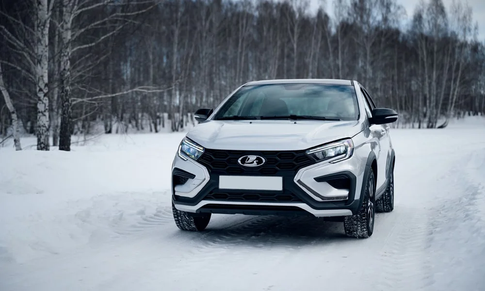 Фото LADA Vesta Cross (2023) — вид спереди, фото 4. Анфас: пропорции капота, посадка кузова и графика ходовых огней. Рисунок ходовых огней — подпись модели, по нему её узнают в потоке LADA Vesta Cross (2023) — вид спереди, фото 4
