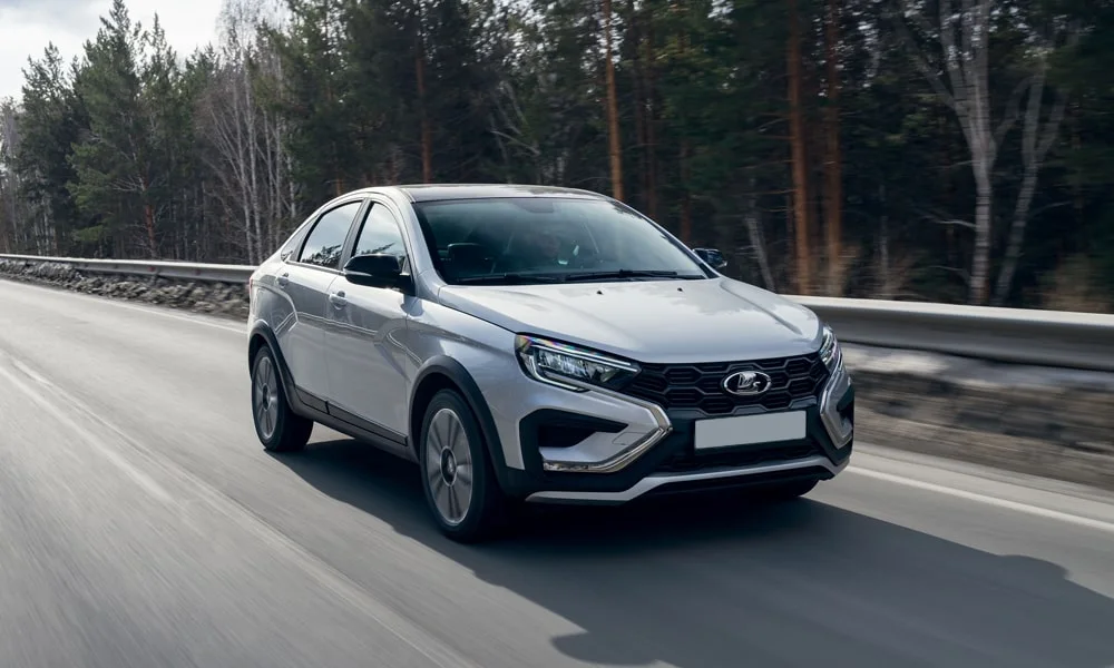 Фото LADA Vesta Cross (2023) — вид спереди, фото 6. Анфас: пропорции капота, посадка кузова и графика ходовых огней. Дневные ходовые огни включаются автоматически с запуском LADA Vesta Cross (2023) — вид спереди, фото 6