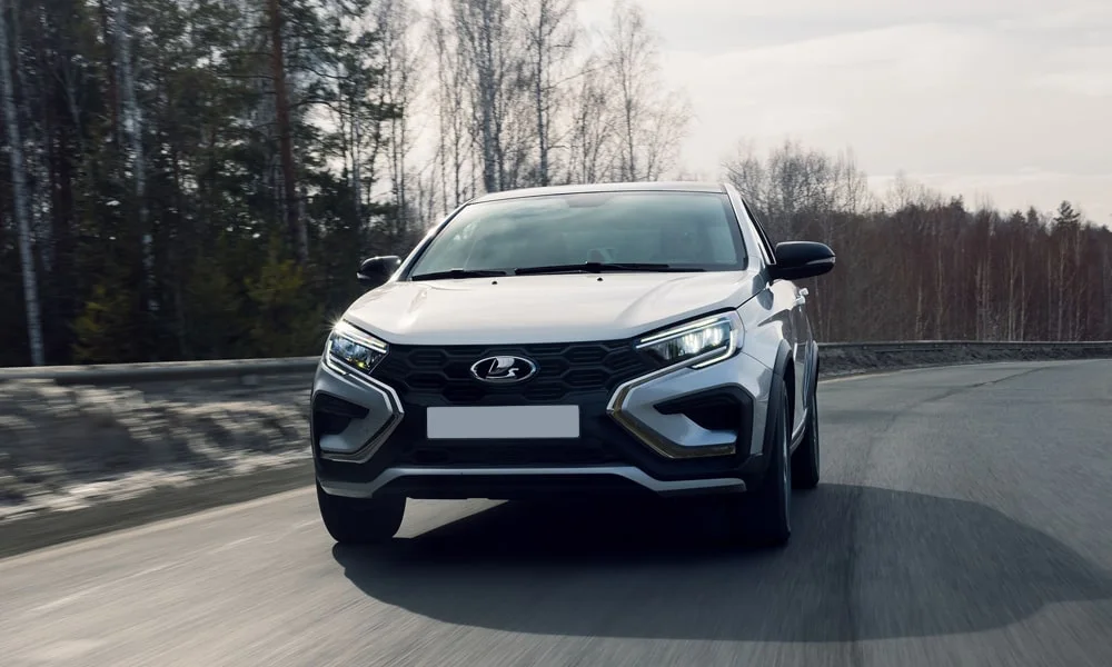 Фото LADA Vesta Cross (2023) — вид спереди, фото 8. Анфас: пропорции капота, посадка кузова и графика ходовых огней. Дневные ходовые огни включаются автоматически с запуском LADA Vesta Cross (2023) — вид спереди, фото 8