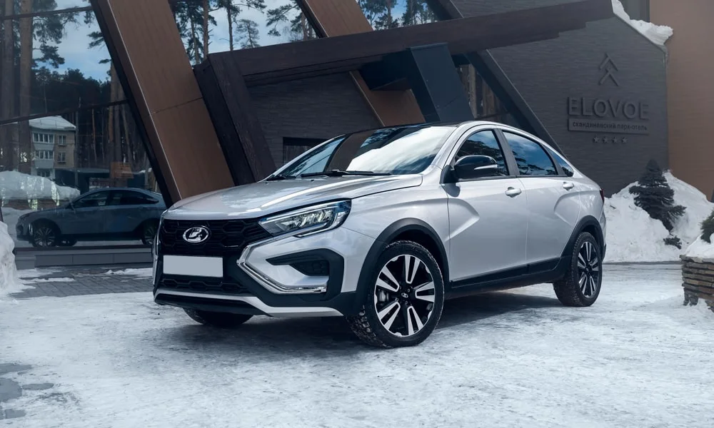 Фото LADA Vesta Cross (2023) — вид спереди, фото 9. Анфас: пропорции капота, посадка кузова и графика ходовых огней LADA Vesta Cross (2023) — вид спереди, фото 9