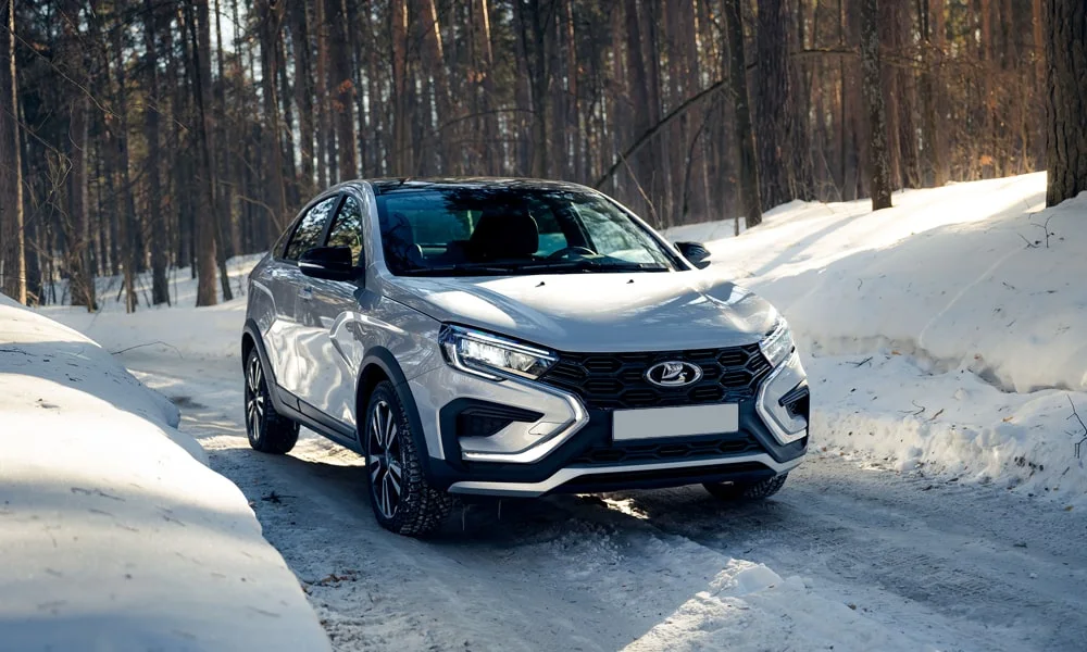 Фото LADA Vesta Cross (2023) — вид спереди, фото 10. Анфас: пропорции капота, посадка кузова и графика ходовых огней. Дневные ходовые огни включаются автоматически с запуском LADA Vesta Cross (2023) — вид спереди, фото 10