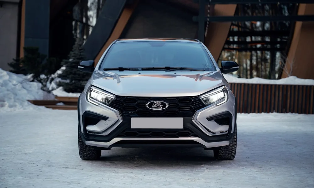 Фото LADA Vesta Cross (2023) — вид спереди, фото 11. Оптика, решётка и бампер — первое впечатление о модели. Рисунок ходовых огней — подпись модели, по нему её узнают в потоке LADA Vesta Cross (2023) — вид спереди, фото 11