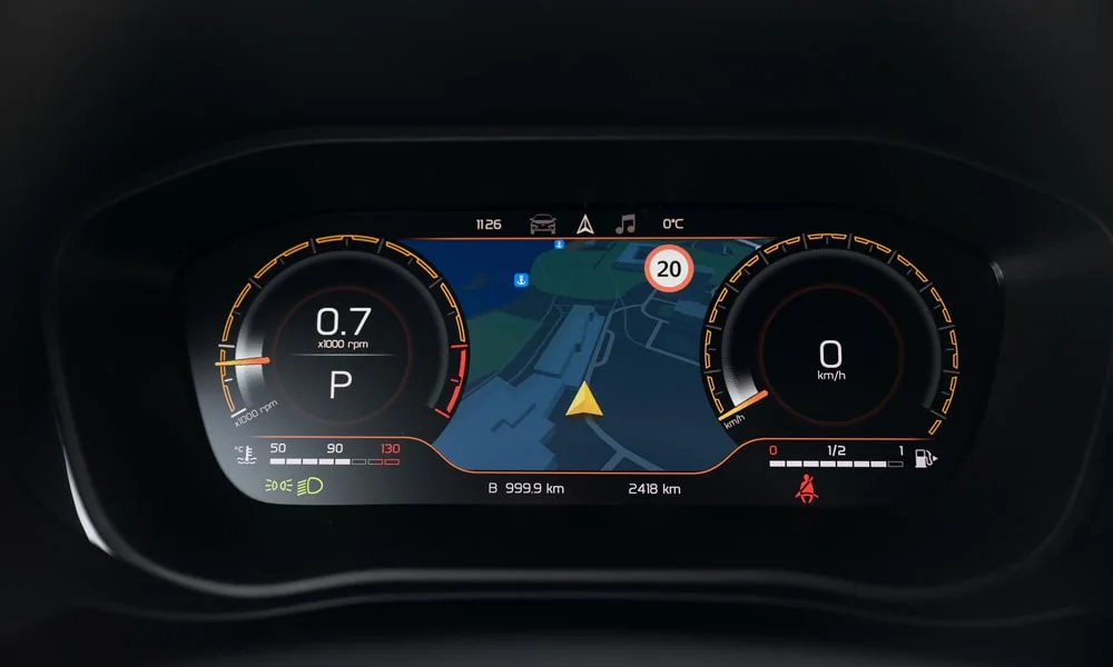 Фото LADA Vesta Cross (2023) — приборная панель. Скорость, запас хода и подсказки ассистентов перед глазами LADA Vesta Cross (2023) — приборная панель