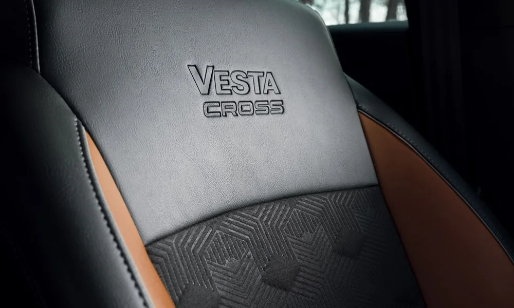 Фото LADA Vesta Cross (2023) — интерьер. Общий план салона: архитектура панели, консоль и кресла. Уровень отделки читается по стыкам панелей и мягким поверхностям в зонах касания LADA Vesta Cross (2023) — интерьер